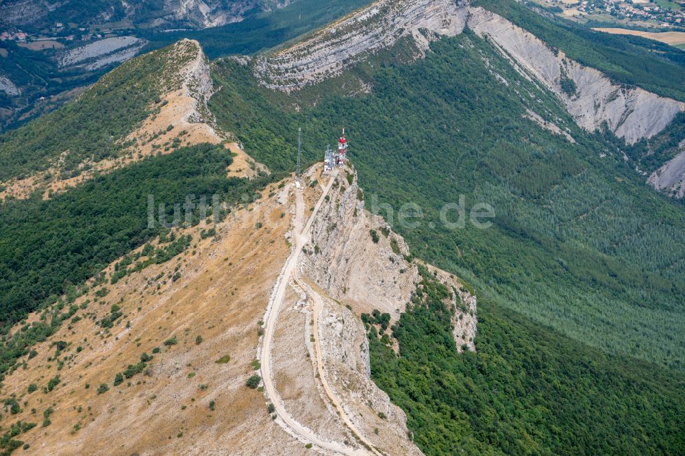 Montclus aus der Vogelperspektive: Funkturm und Sendeanlage auf der Kuppe des Bergmassives in Montclus in Provence-Alpes-Cote d'Azur, Frankreich
