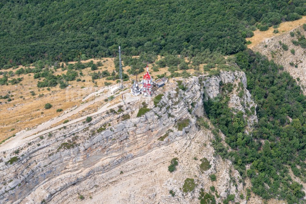 Luftbild Montclus - Funkturm und Sendeanlage auf der Kuppe des Bergmassives in Montclus in Provence-Alpes-Cote d'Azur, Frankreich