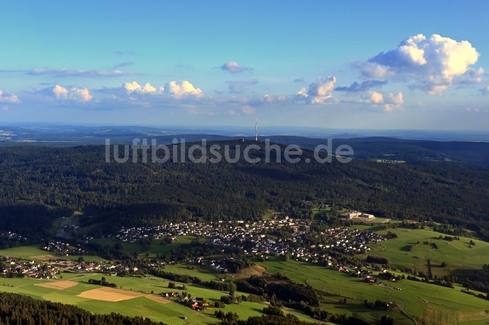 Luftaufnahme Bischofsgrüner Forst - Funkturm und Sendeanlage auf der Kuppe des Bergmassives Ochsenkopf in Bischofsgrüner Forst im Bundesland Bayern, Deutschland