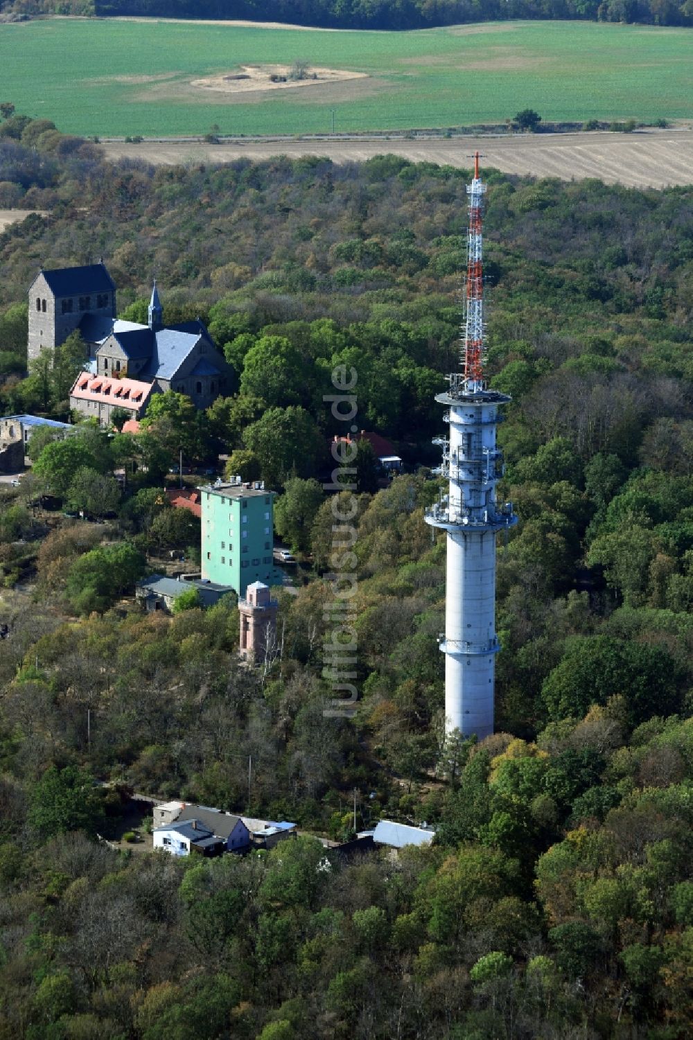 Luftaufnahme Petersberg - Funkturm und Sendeanlage auf der Kuppe des Bergmassives Petersberg in Petersberg im Bundesland Sachsen-Anhalt, Deutschland