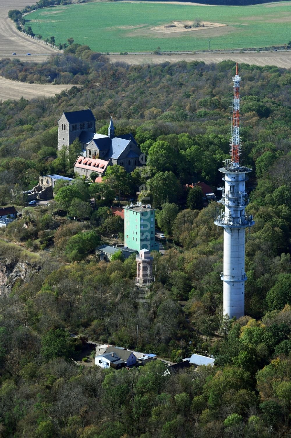 Petersberg von oben - Funkturm und Sendeanlage auf der Kuppe des Bergmassives Petersberg in Petersberg im Bundesland Sachsen-Anhalt, Deutschland