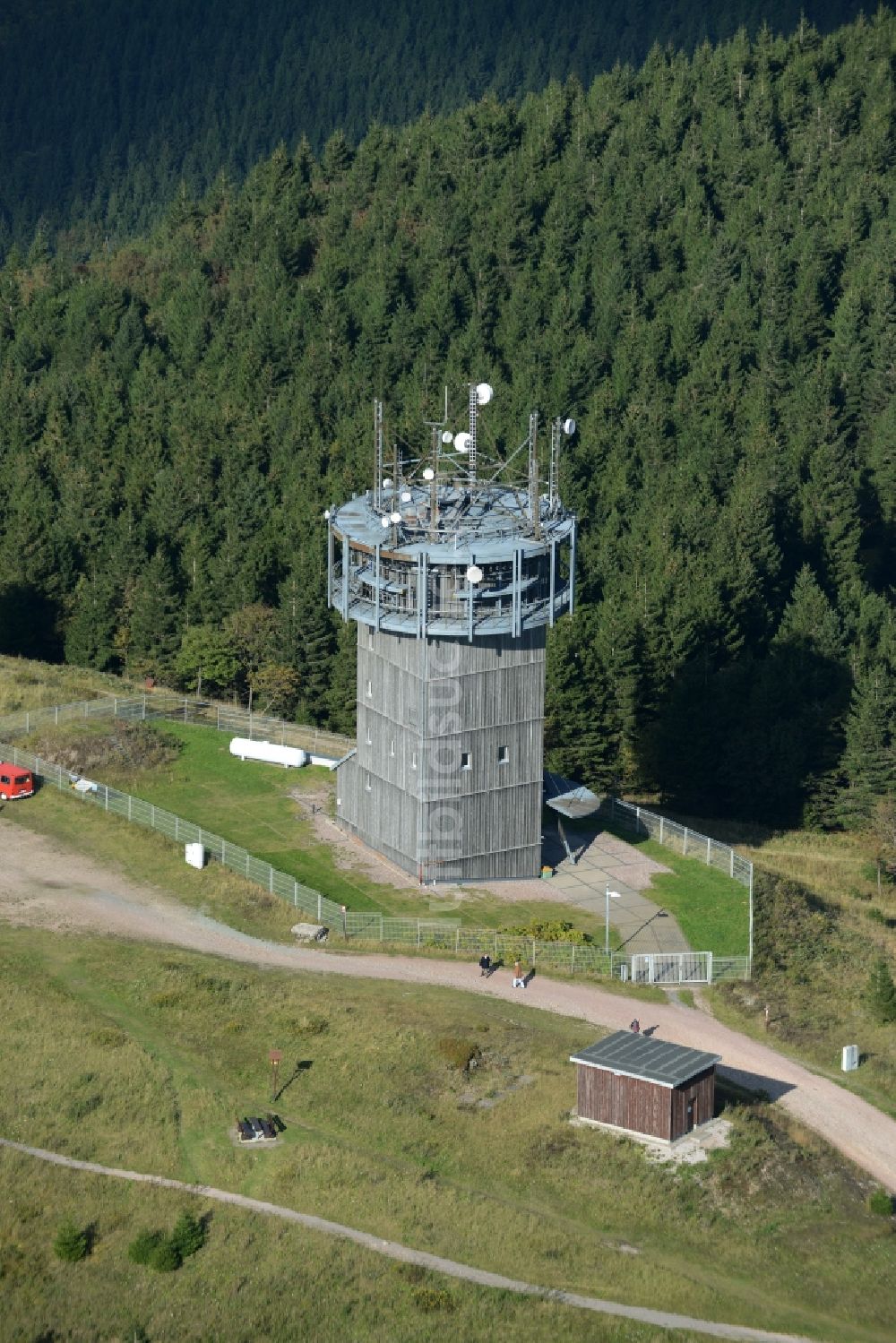 Gehlberg von oben - Funkturm und Sendeanlage auf der Kuppe des Bergmassives Schneekopf in Gehlberg im Bundesland Thüringen
