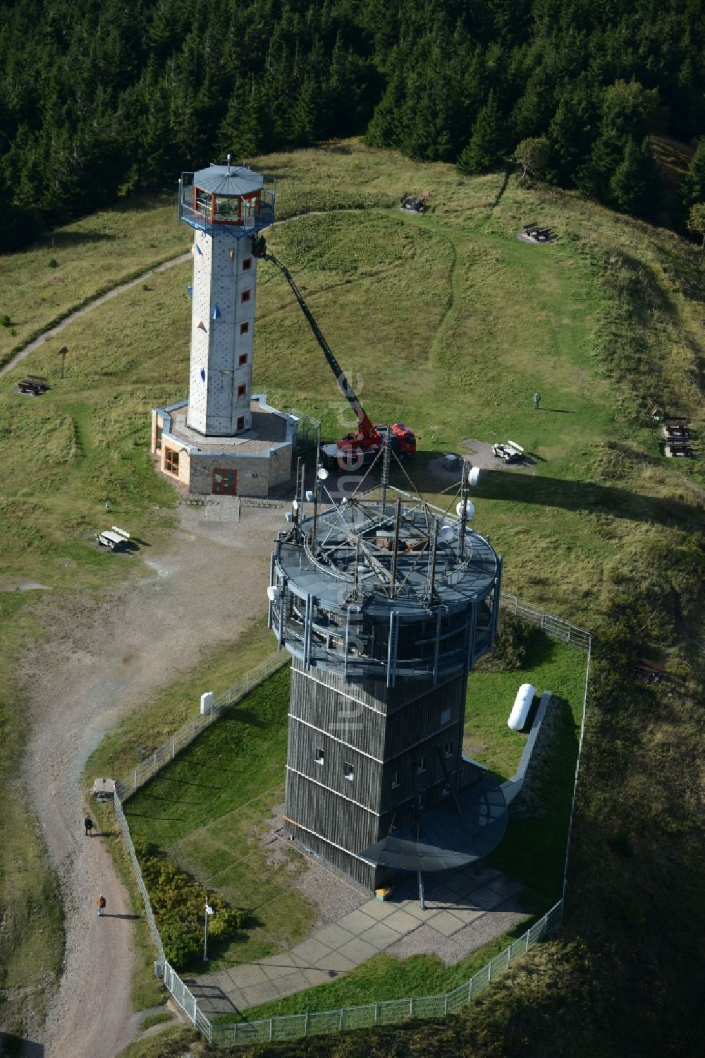 Gehlberg aus der Vogelperspektive: Funkturm und Sendeanlage auf der Kuppe des Bergmassives Schneekopf in Gehlberg im Bundesland Thüringen
