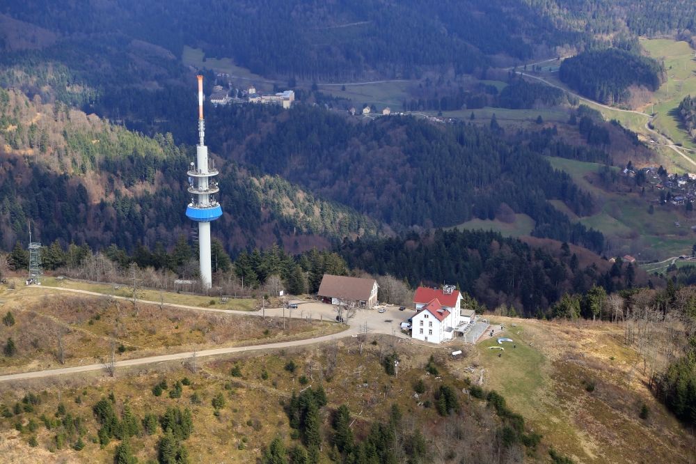Schliengen aus der Vogelperspektive: Funkturm und Sendeanlage auf der Kuppe des Hochblauen in Schliengen im Bundesland Baden-Württemberg