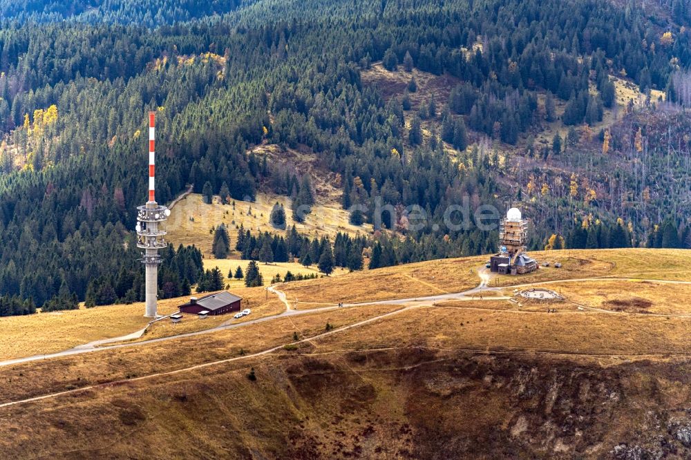Feldberg (Schwarzwald) von oben - Funkturm und Sendeanlagen auf der Kuppe des Bergmassives Feldberg im Schwarzwald im Bundesland Baden-Württemberg