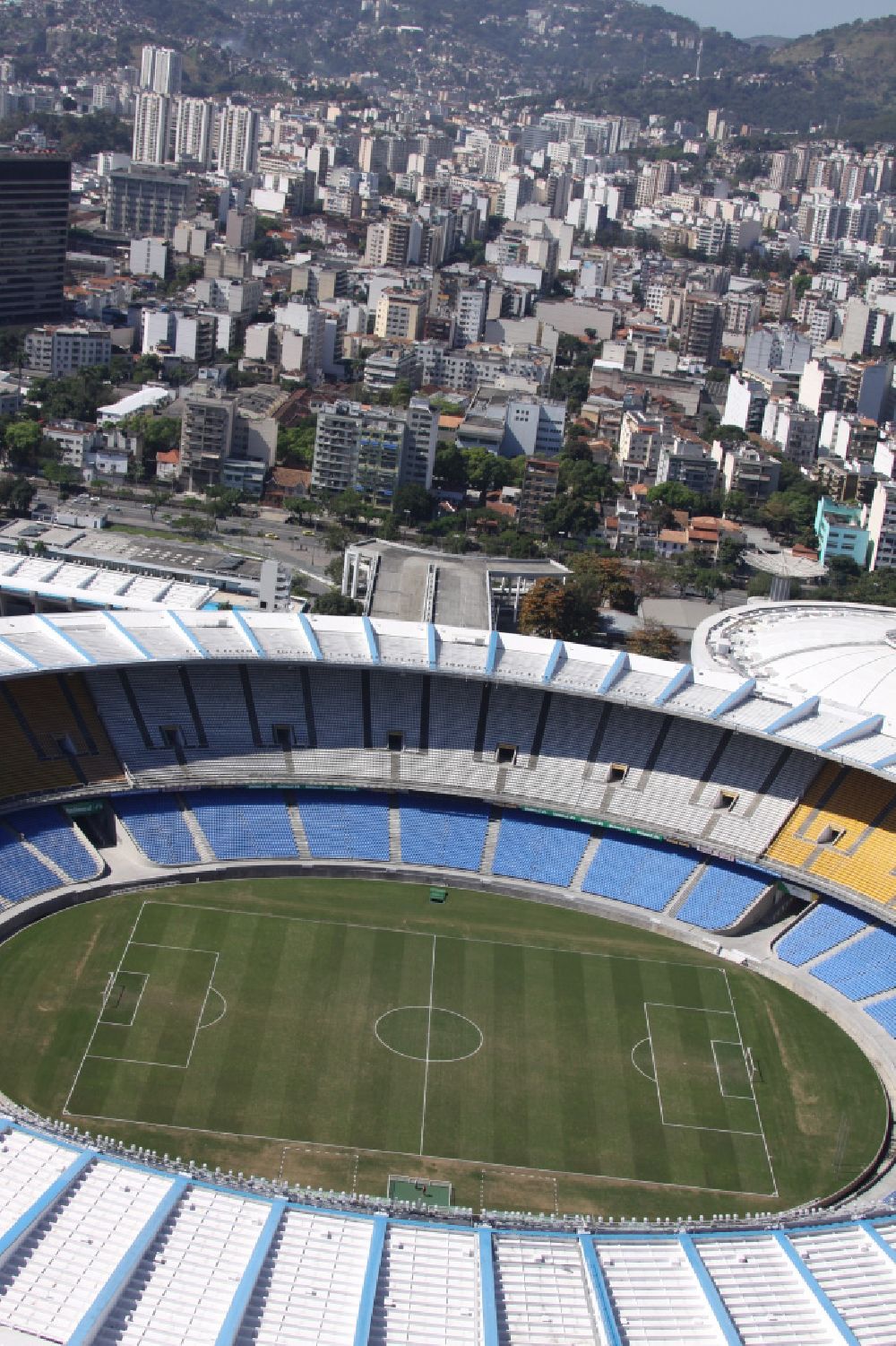 Rio de Janeiro aus der Vogelperspektive: Fussball- und Mehrzweckhalle Stadion Estadio do Maracana vor dem Umbau anlässlich des FIFA World Cup 2014 in Rio de Janeiro in Brasilien 