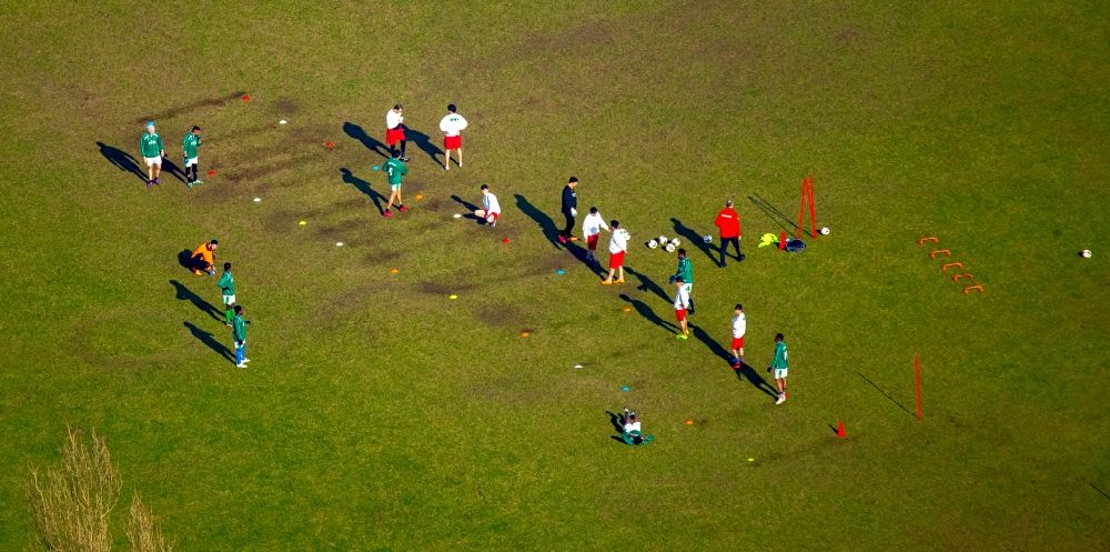 Luftbild Rees - Fussball- Spieler, Mannschaft beim Training auf einer Wiese in Rees im Bundesland Nordrhein-Westfalen