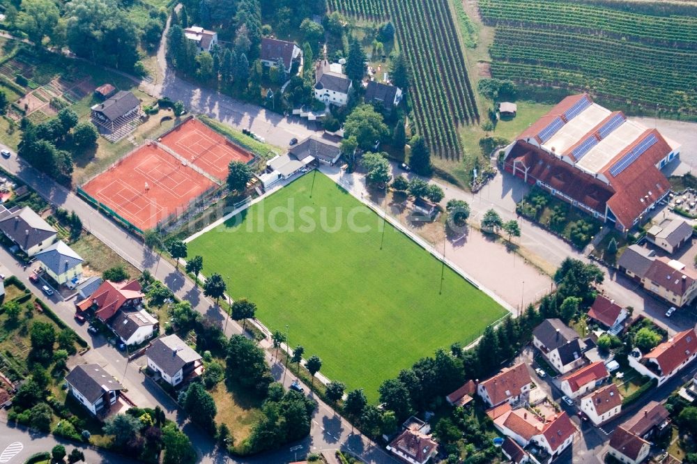 Luftaufnahme Albersweiler - Fußballplatz und Tennisplatz mit rotem Spielfeld in Albersweiler im Bundesland Rheinland-Pfalz