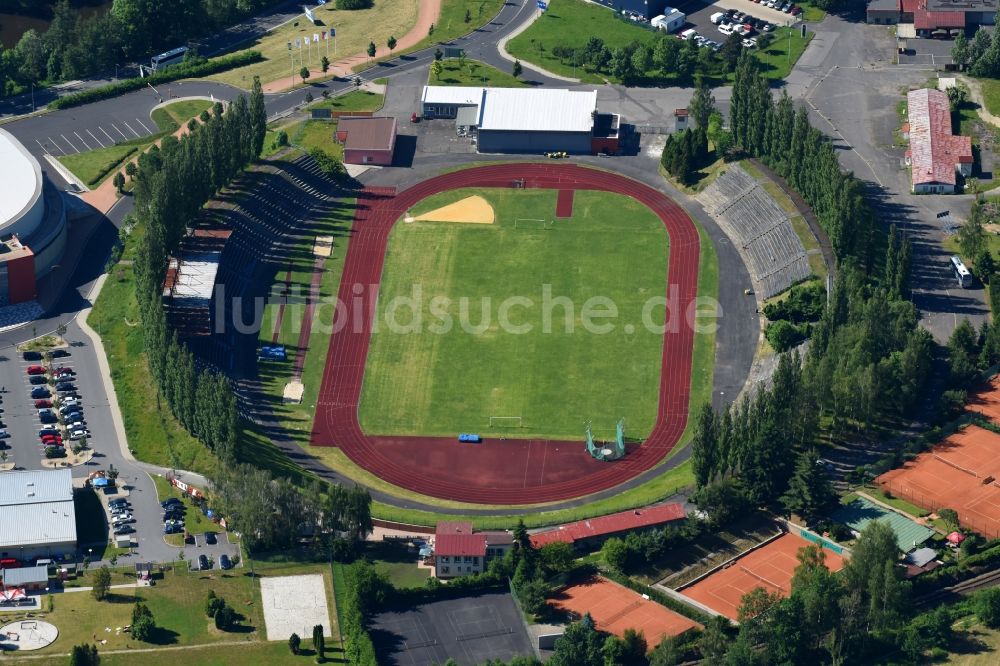 Luftaufnahme Karlovy Vary - Karlsbad - Fussballstadion in Karlovy Vary - Karlsbad in Cechy - Böhmen, Tschechien