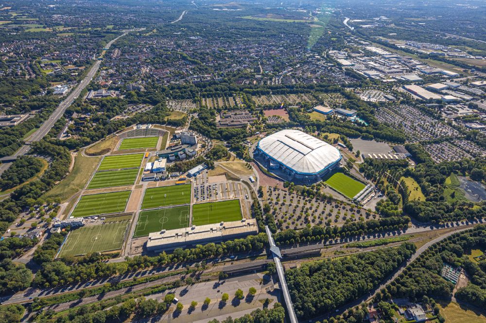 Luftaufnahme Gelsenkirchen - Fussballstadion des Vereins FC Schalke 04 - VELTINS-Arena in Gelsenkirchen im Bundesland Nordrhein-Westfalen, Deutschland