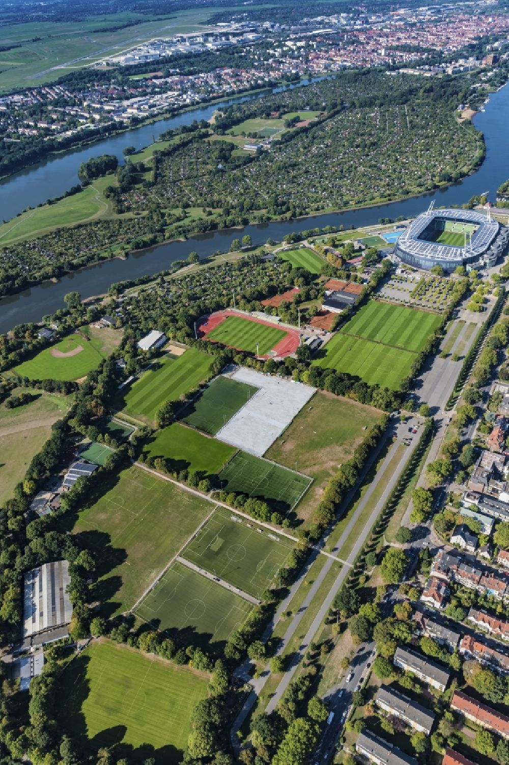 Luftaufnahme Bremen - Fussballstadion des Vereins Werder Bremen im Ortsteil Peterswerder in Bremen, Deutschland