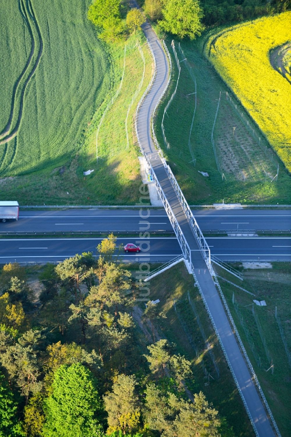 Flatow aus der Vogelperspektive: Fußgänger- Fahrradbrücke über die A24 m Bereich Kuhhorst-Flatow, zwischen den Anschlussstellen Fehrbellin und Kremmen, in Flatow im Bundesland Brandenburg, Deutschland