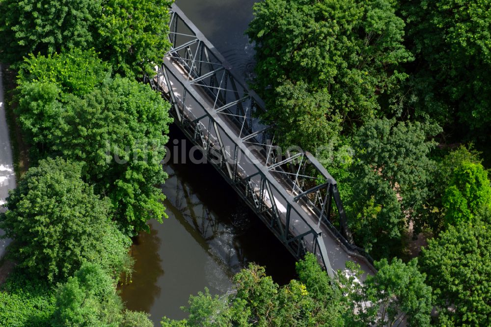 Luftbild Hannover - Fußgänger- Flussbrücke über die Leine in Hannover im Bundesland Niedersachsen, Deutschland