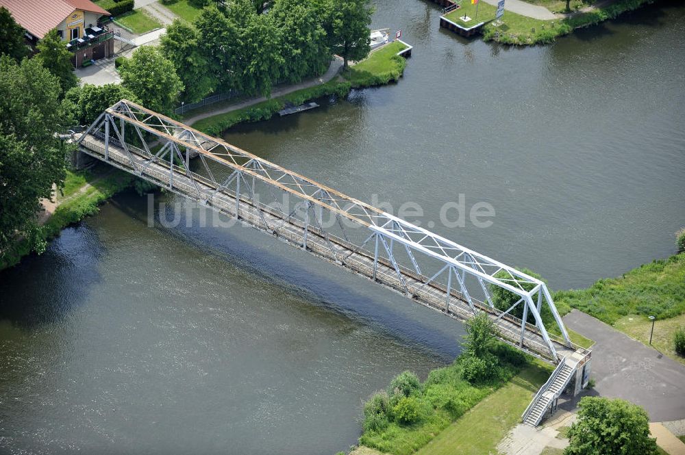 Genthin aus der Vogelperspektive: Fußwegbrücke / footbridge in Genthin