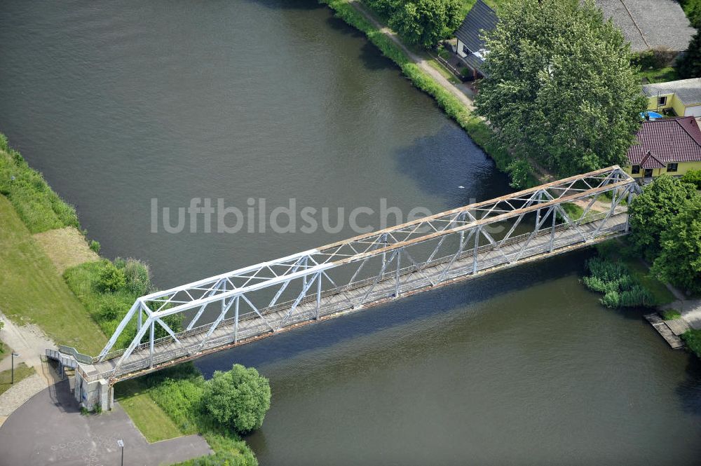 Luftbild Genthin - Fußwegbrücke / footbridge in Genthin