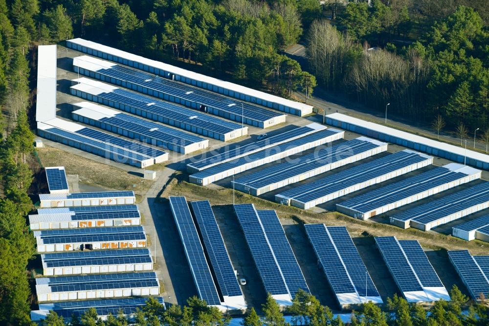 Hoyerswerda aus der Vogelperspektive: Garagen - Gelände mit Solardächern in Hoyerswerda im Bundesland Sachsen, Deutschland