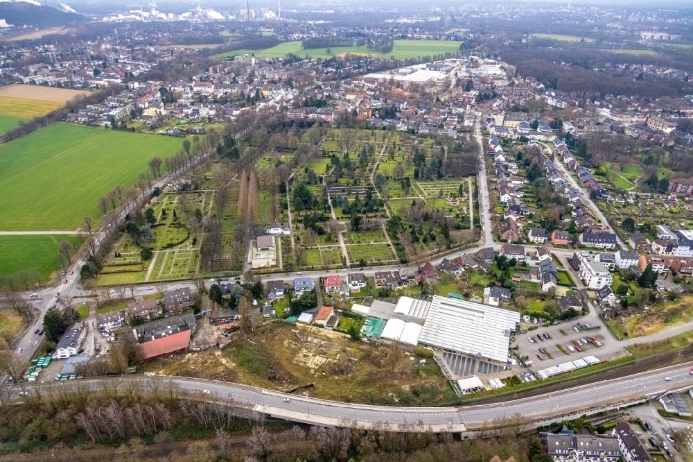 Luftbild Gladbeck - Gartencenter Schellewald am Holunderweg mit Blick auf den Friedhof Gladbeck-Mitte in Gladbeck im Bundesland Nordrhein-Westfalen, Deutschland