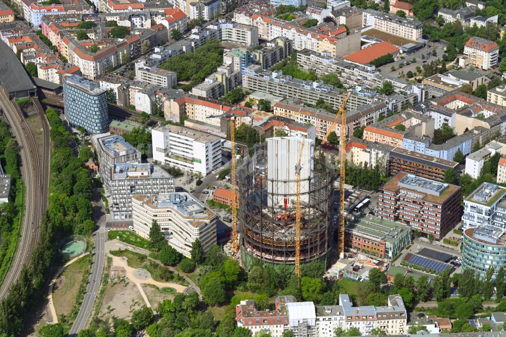 Luftaufnahme Berlin - Gasometer- Hoch- Speicherbehälter beim Umbau und der Sanierung im Ortsteil Schöneberg in Berlin, Deutschland