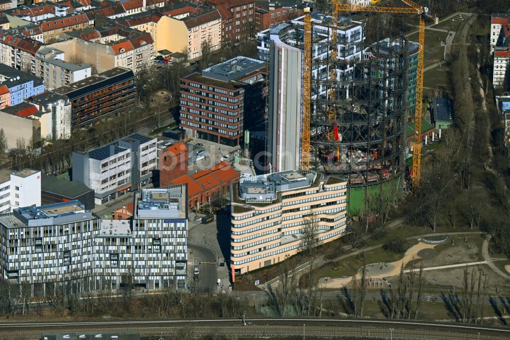Berlin aus der Vogelperspektive: Gasometer- Hoch- Speicherbehälter beim Umbau und der Sanierung im Ortsteil Schöneberg in Berlin, Deutschland