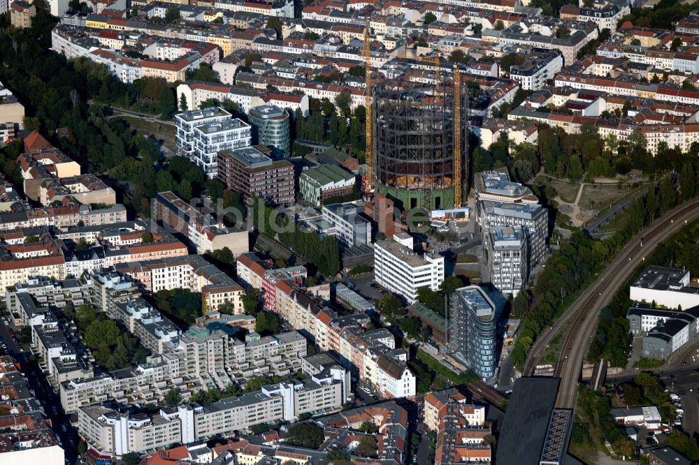 Luftbild Berlin - Gasometer- Hoch- Speicherbehälter beim Umbau und der Sanierung im Ortsteil Schöneberg in Berlin, Deutschland