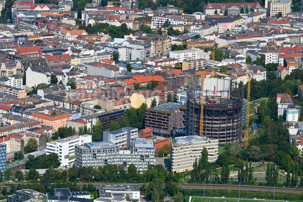 Luftaufnahme Berlin - Gasometer- Hoch- Speicherbehälter beim Umbau und der Sanierung im Ortsteil Schöneberg in Berlin, Deutschland