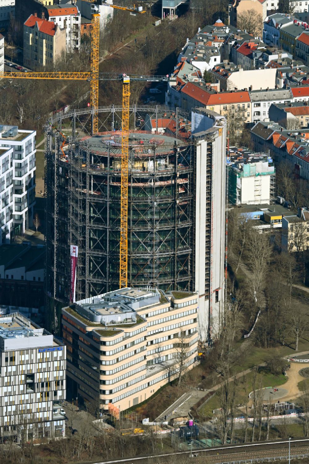Luftbild Berlin - Gasometer- Hoch- Speicherbehälter beim Umbau und der Sanierung im Ortsteil Schöneberg in Berlin, Deutschland