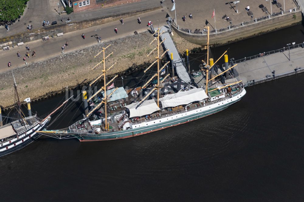 Bremen von oben - Gastronomie- Restaurantschiff Pannekoekschip Admiral Nelson in Bremen