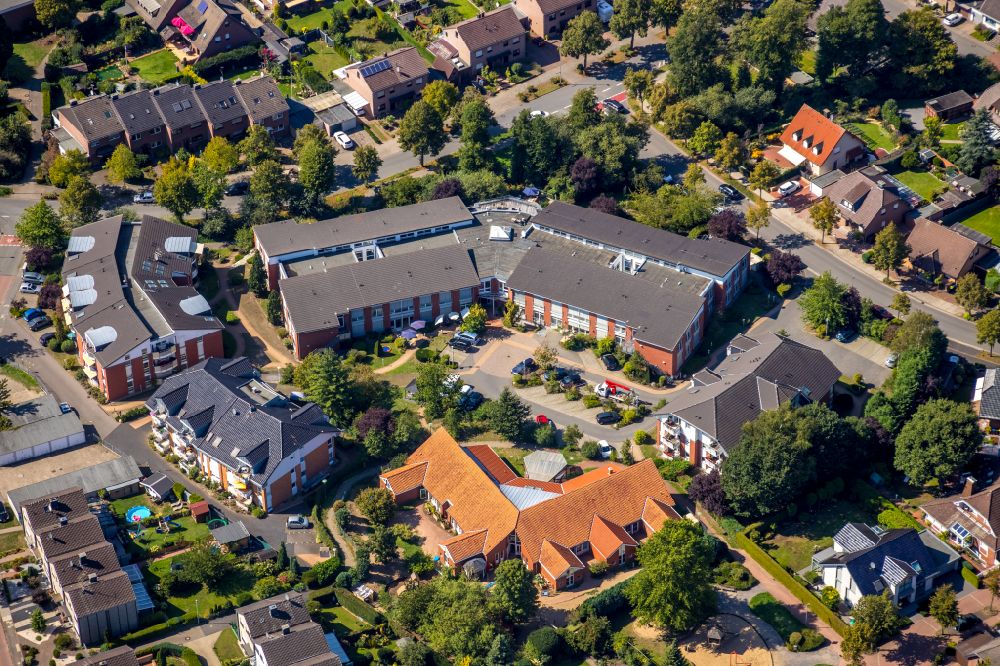 Luftbild Hünxe - Gebäude des Altersheim - Seniorenresidenz der Hewag Seniorenstift GmbH in Hünxe im Bundesland Nordrhein-Westfalen, Deutschland
