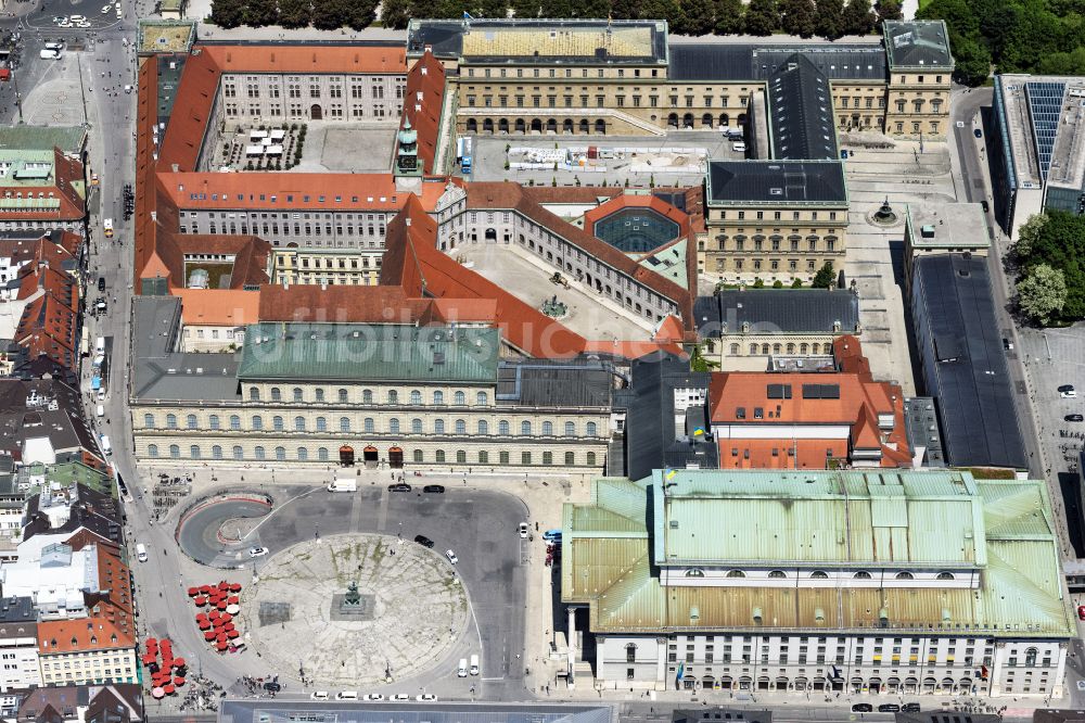 München aus der Vogelperspektive: Gebäude- Ensemble des ehemaligen Schlosses Residenz am Max-Joseph-Platz in München im Bundesland Bayern, Deutschland