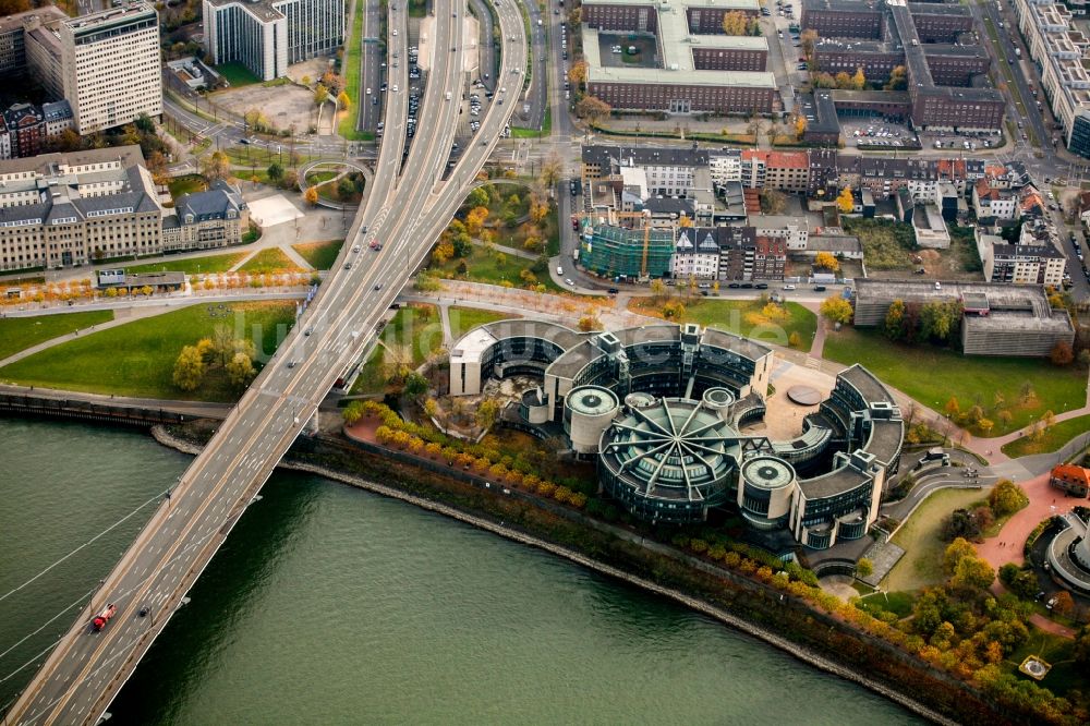Luftaufnahme Düsseldorf - Gebäude des Landtag von Düsseldorf mit dem Sitz der Landesregierung und des Landesparlament am Ufer des Flusses Rhein in Düsseldorf in Nordrhein-Westfalen NRW