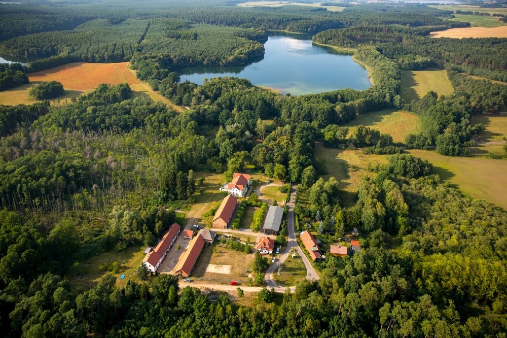 Luftaufnahme Neu-Drosedow - Gebäude und Parkanlagen des Gutshauses Gut Drosedow in Neu-Drosedow im Bundesland Mecklenburg-Vorpommern
