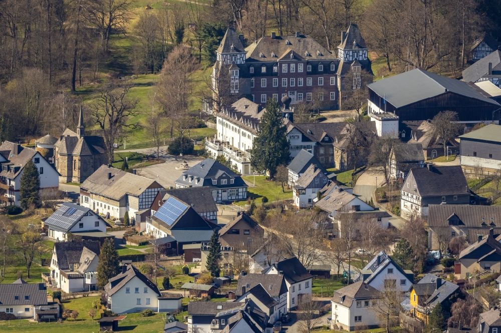Luftaufnahme Gevelinghausen - Gebäude des Schlosshotel Hotel Schloss Gevelinghausen in Gevelinghausen im Bundesland Nordrhein-Westfalen, Deutschland