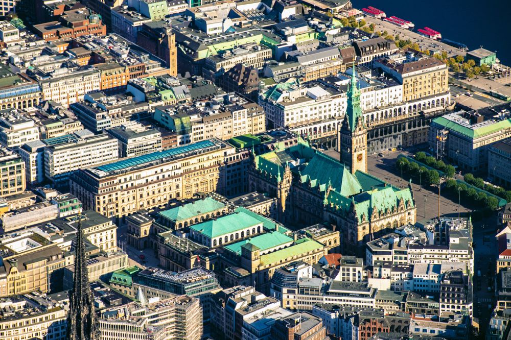 Luftaufnahme Hamburg - Gebäude der Stadtverwaltung - Rathaus am Marktplatz in Hamburg, Deutschland
