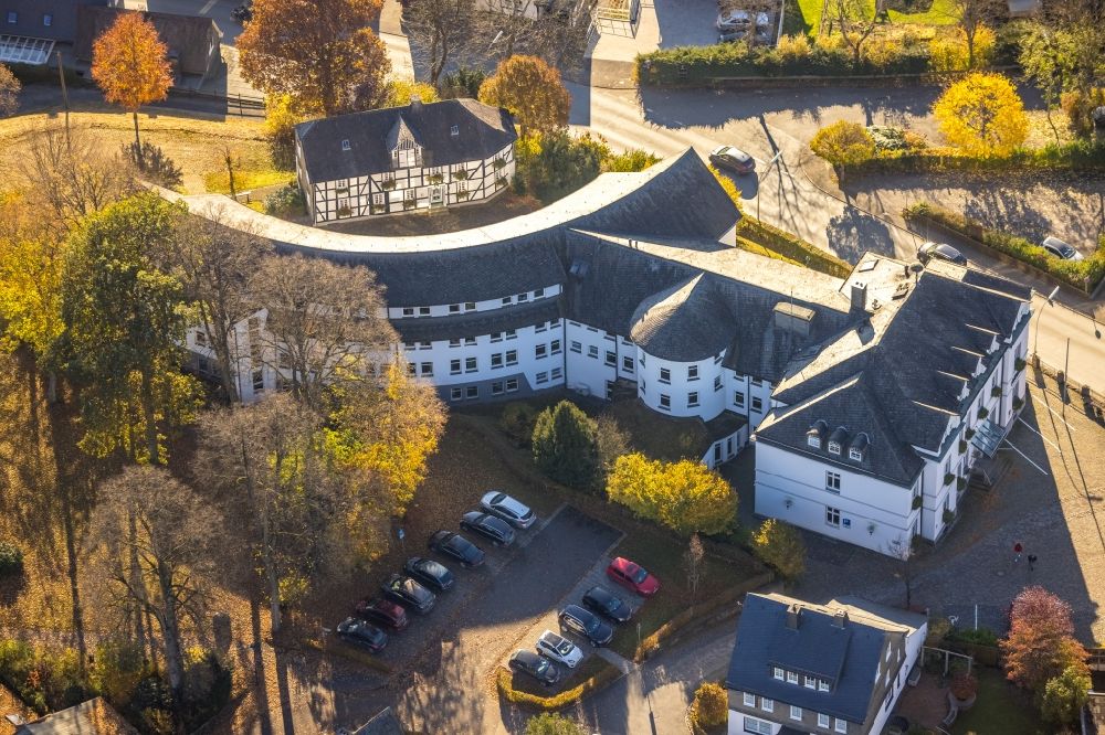 Schmallenberg von oben - Gebäude der Stadtverwaltung - Rathaus in Schmallenberg im Bundesland Nordrhein-Westfalen