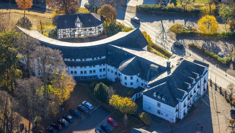 Schmallenberg aus der Vogelperspektive: Gebäude der Stadtverwaltung - Rathaus in Schmallenberg im Bundesland Nordrhein-Westfalen