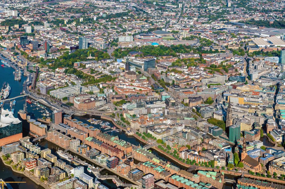 Hamburg aus der Vogelperspektive: Gebäude, Straßen und Kanäle der Hafencity und Speicherstadt in Hamburg, Deutschland