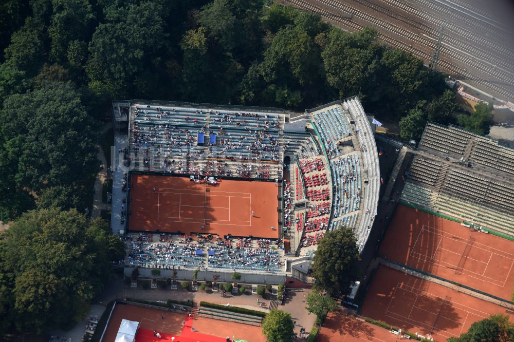 Luftbild Berlin Gebäude der Tennis Arena mit rotbraunen Spielfeld