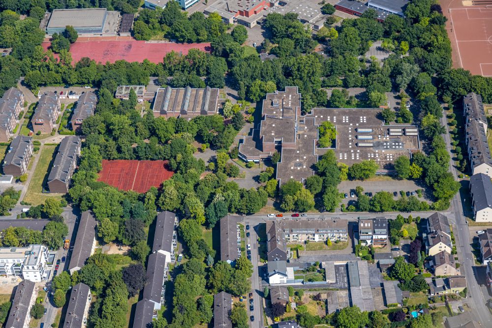 Luftaufnahme Duisburg - Gebäudekomplex der Berufsschule Bertolt-Brecht-Berufskolleg in Duisburg im Bundesland Nordrhein-Westfalen, Deutschland