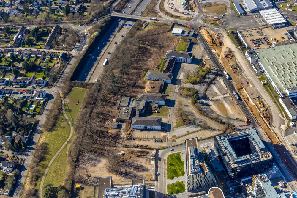 Luftaufnahme Düsseldorf - Gebäudekomplex der ehemaligen Militär- Kaserne mit einer Straßen - Baustelle in Düsseldorf im Bundesland Nordrhein-Westfalen, Deutschland