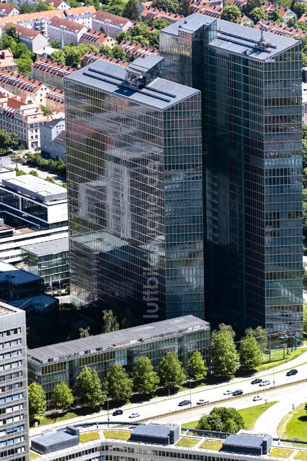 Luftbild München - Gebäudekomplex HighLight Towers im Ortsteil Schwabing-Freimann in München im Bundesland Bayern, Deutschland
