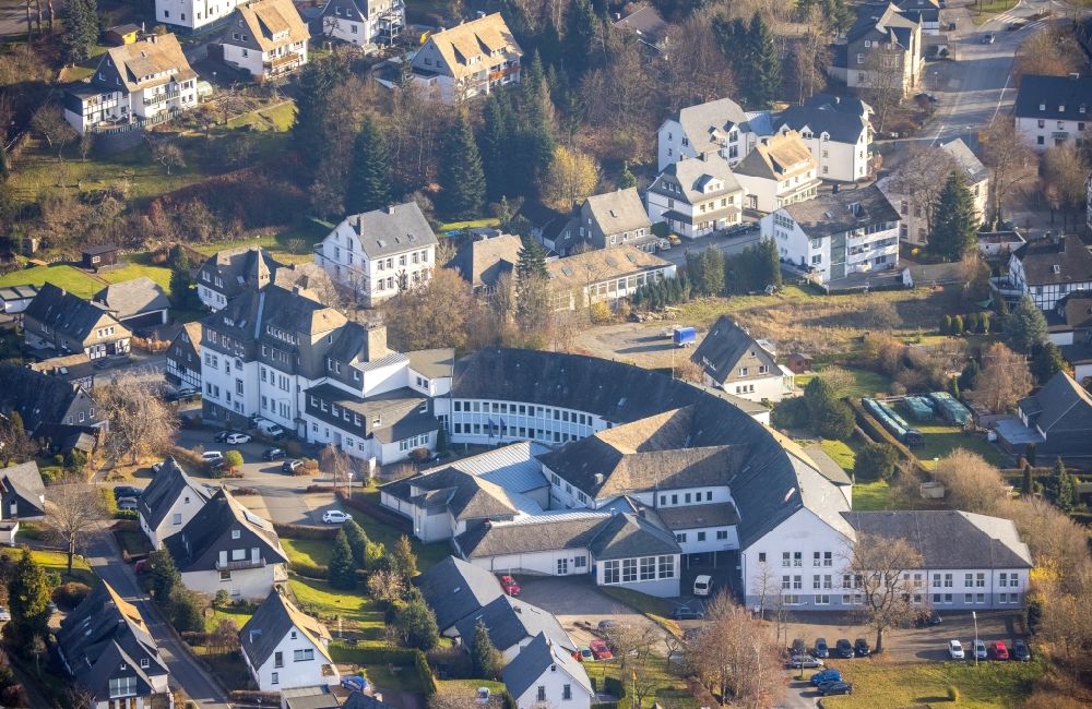 Luftbild Schmallenberg - Gebäudekomplex der Hotelanlage Berghotel Hoher Knochen im Ortsteil Langewiese in Schmallenberg im Bundesland Nordrhein-Westfalen, Deutschland
