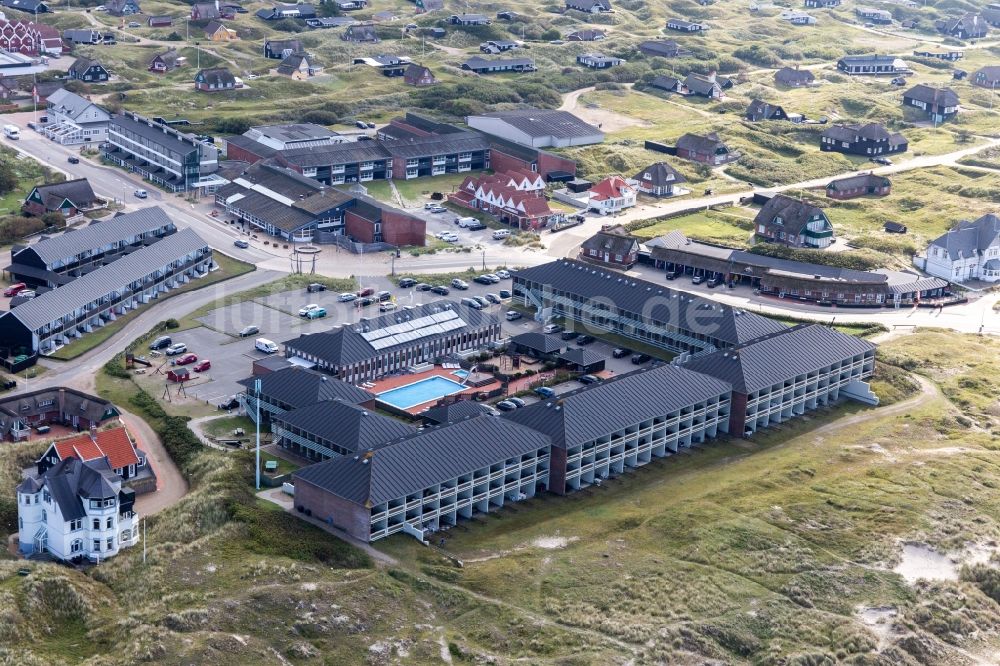 Luftaufnahme Fanö - Gebäudekomplex der Hotelanlage Fanø Bad/Strand in den Dünen am Weststrand der Nordsee in Fanö in Region Syddanmark, Dänemark