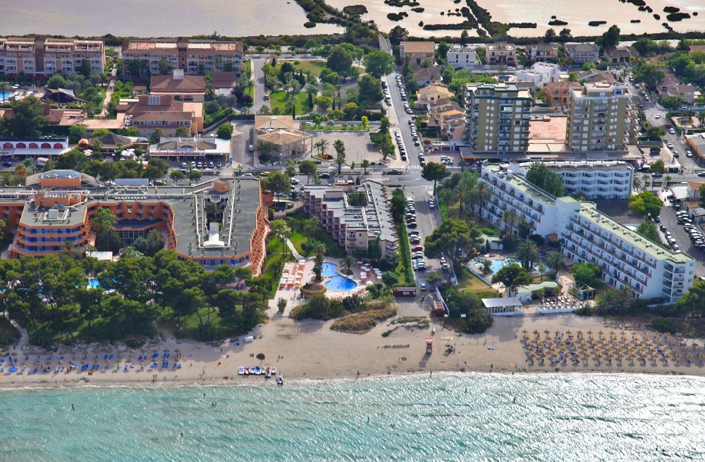 Luftbild Muro - Gebäudekomplex einer Hotelanlage an der Platja de Muro in Mallorca auf der balearischen Mittelmeerinsel Mallorca, Spanien