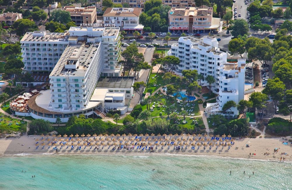 Luftaufnahme Muro - Gebäudekomplex einer Hotelanlage an der Platja de Muro in Mallorca auf der balearischen Mittelmeerinsel Mallorca, Spanien