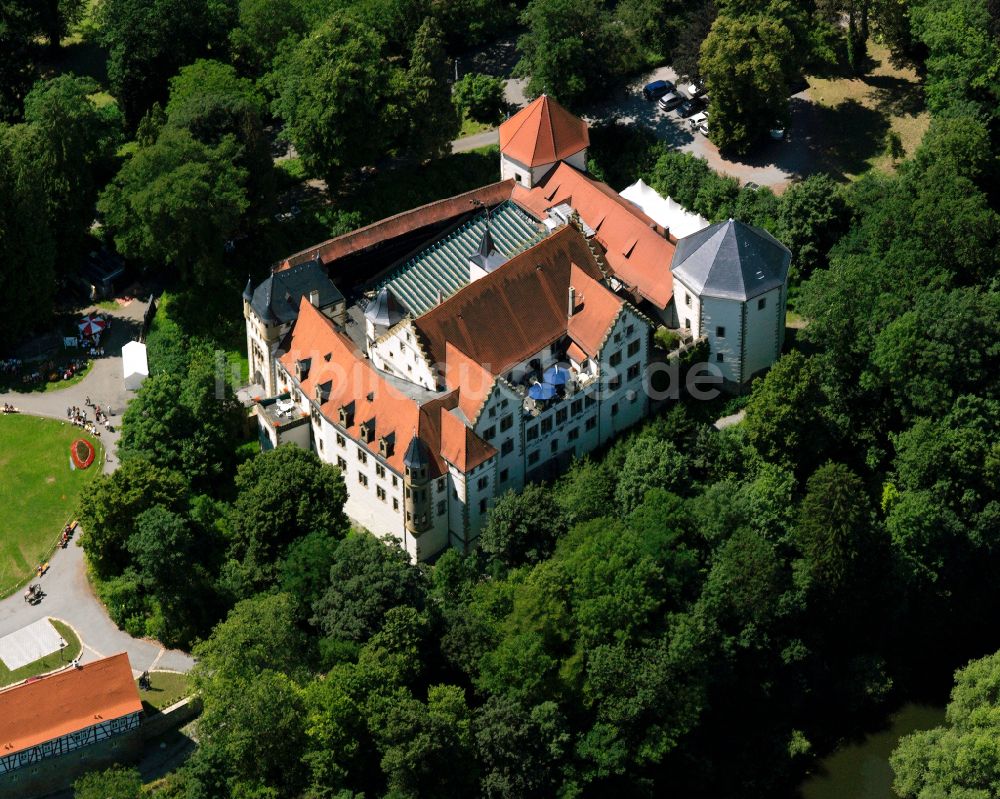 Luftaufnahme Jagsthausen - Gebäudekomplex der Hotelanlage Schlosshotel Götzenburg in Jagsthausen im Bundesland Baden-Württemberg, Deutschland