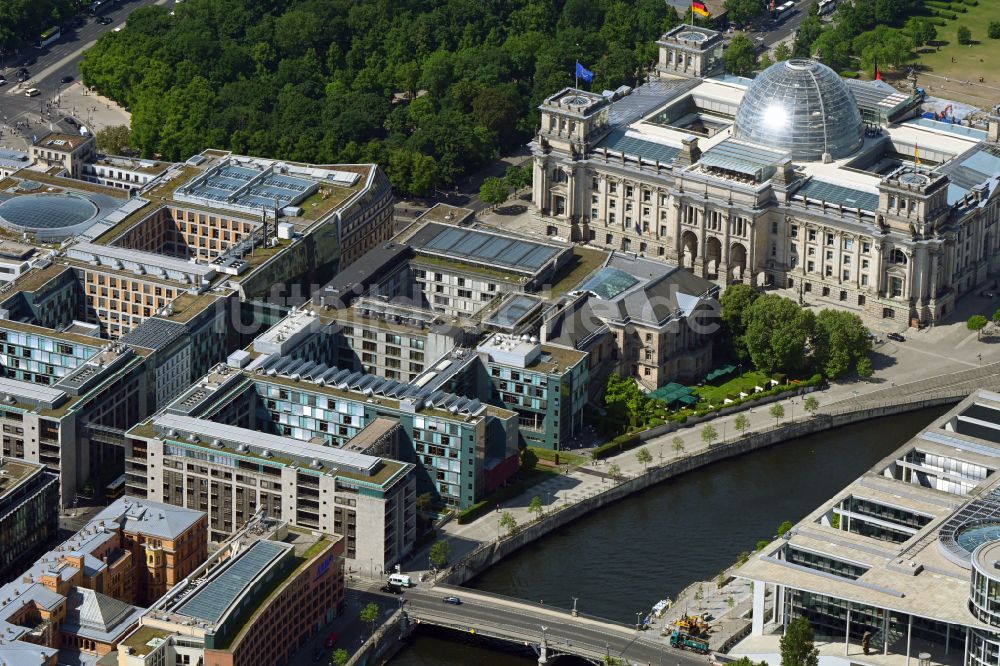 Luftaufnahme Berlin - Gebäudekomplex des Jacob-Kaiser-Haus und des Berliner Reichstag in Berlin, Deutschland
