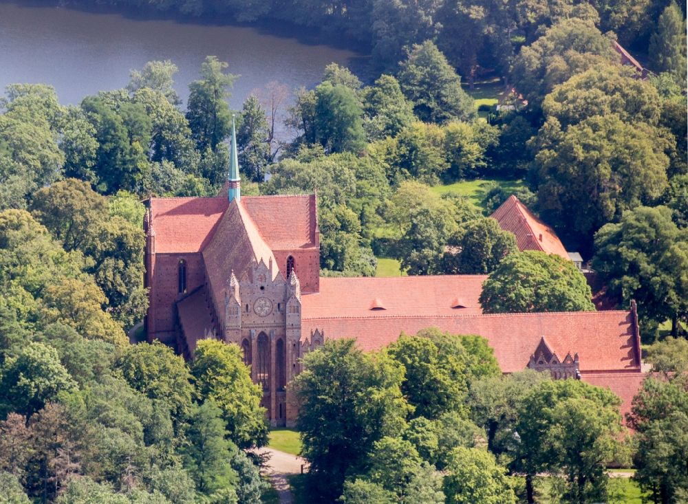 Chorin von oben - Gebäudekomplex des Klosters in Chorin im Bundesland Brandenburg, Deutschland