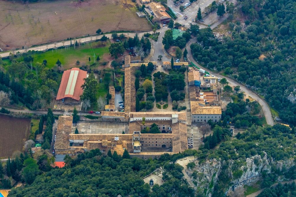 Luftaufnahme Escorca - Gebäudekomplex des Klosters in Escorca in Balearische Insel Malorca, Spanien