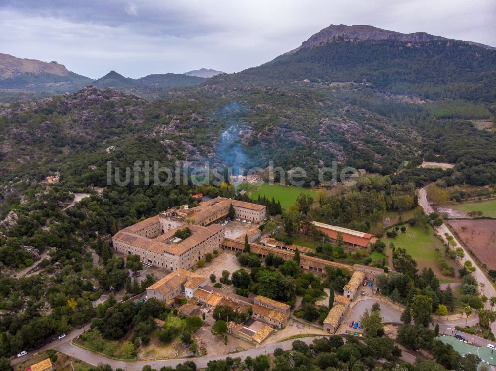 Escorca von oben - Gebäudekomplex des Klosters in Escorca in Balearische Insel Malorca, Spanien