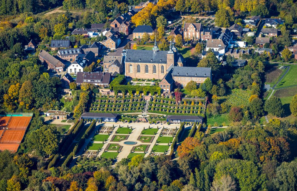 Kamp-Lintfort aus der Vogelperspektive: Gebäudekomplex des Klosters in Kamp- Lintfort im Bundesland Nordrhein-Westfalen